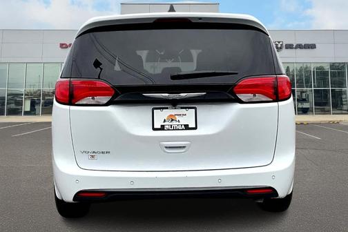 2025 Chrysler Voyager LX