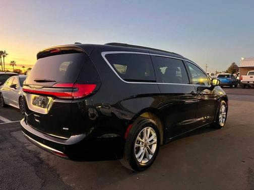 Brilliant Black Crystal Pearlcoat 2022 Chrysler Pacifica Touring AWD