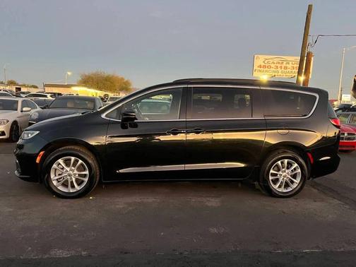 Brilliant Black Crystal Pearlcoat 2022 Chrysler Pacifica Touring AWD