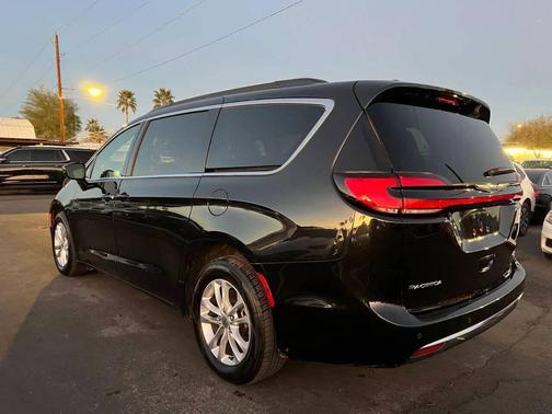 Brilliant Black Crystal Pearlcoat 2022 Chrysler Pacifica Touring AWD