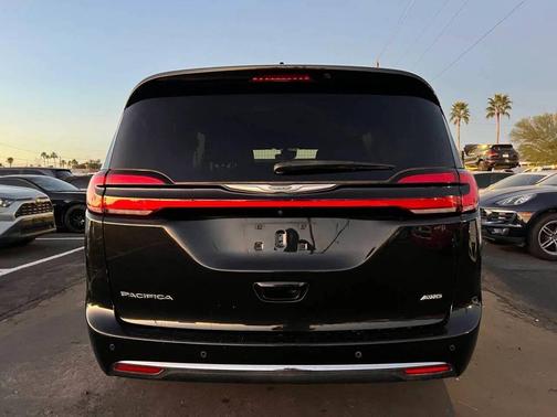 Brilliant Black Crystal Pearlcoat 2022 Chrysler Pacifica Touring AWD