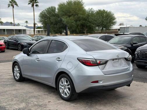 Chromium 2017 Toyota Yaris iA Base