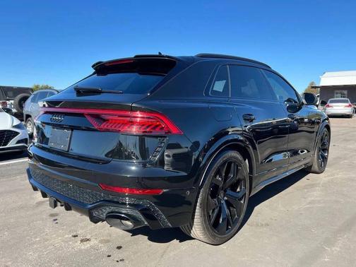 Mythos Black Metallic 2023 Audi RS Q8 4.0T