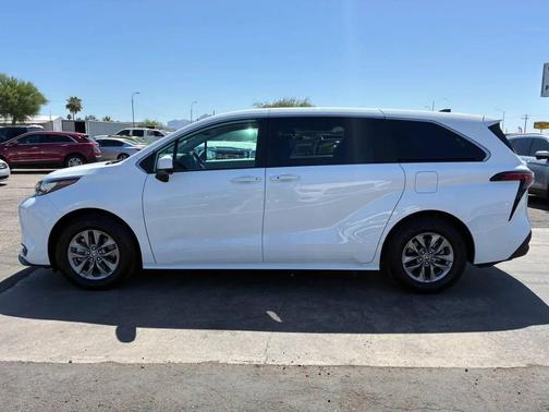 White 2022 Toyota Sienna LE