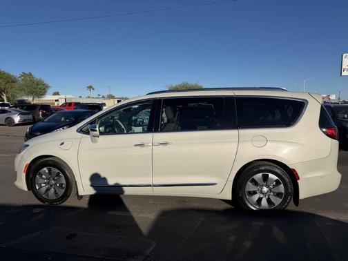 2017 Chrysler Pacifica Hybrid Platinum