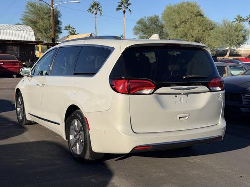 2017 Chrysler Pacifica Hybrid Platinum