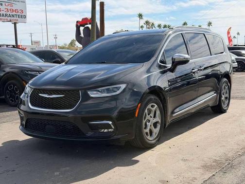 Brilliant Black Crystal Pearlcoat 2022 Chrysler Pacifica Limited
