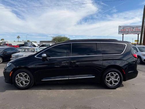 Brilliant Black Crystal Pearlcoat 2022 Chrysler Pacifica Limited