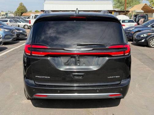 Brilliant Black Crystal Pearlcoat 2022 Chrysler Pacifica Limited