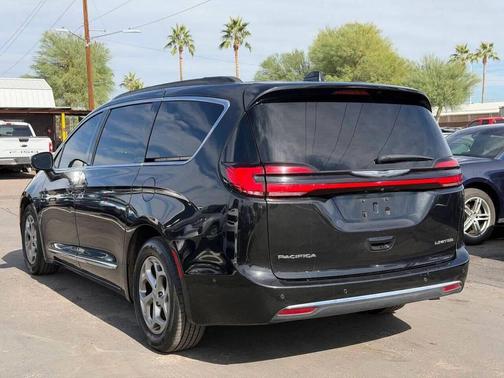 Brilliant Black Crystal Pearlcoat 2022 Chrysler Pacifica Limited