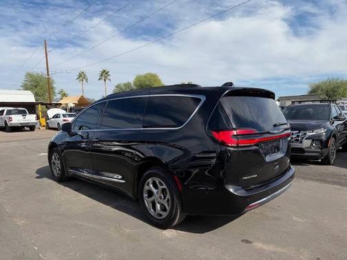 Brilliant Black Crystal Pearlcoat 2022 Chrysler Pacifica Limited