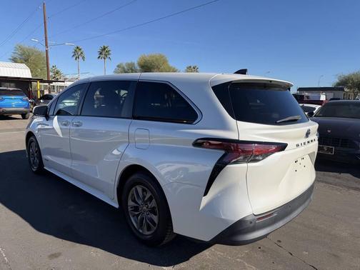 2021 Toyota Sienna XLE 8 Passenger