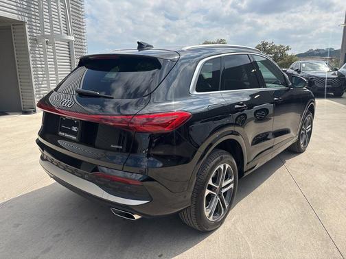 Mythos Black Metallic 2025 Audi Q5 2.0T quattro Premium