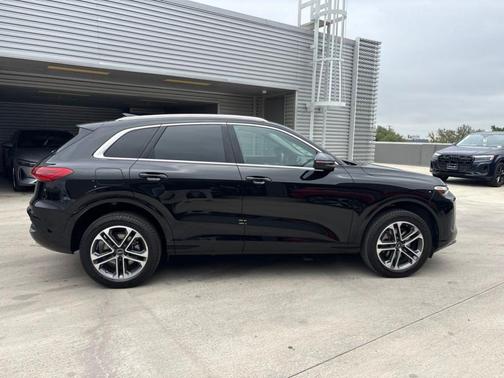 Mythos Black Metallic 2025 Audi Q5 2.0T quattro Premium