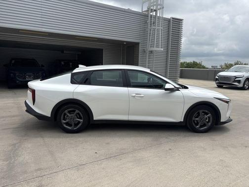 Snow White Pearl 2025 Kia K4