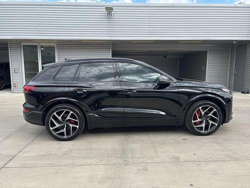 2025 Audi SQ6 e-tron Premium
