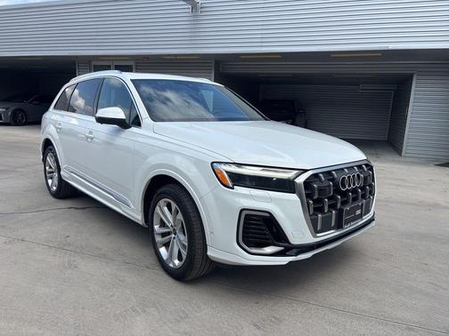 Carrara White 2025 Audi Q7 55 Premium