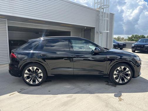 Mythos Black Metallic 2026 Audi Q8 Prestige