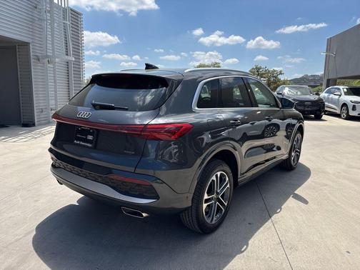 Tambora Gray Metallic 2025 Audi Q5 2.0T quattro Premium