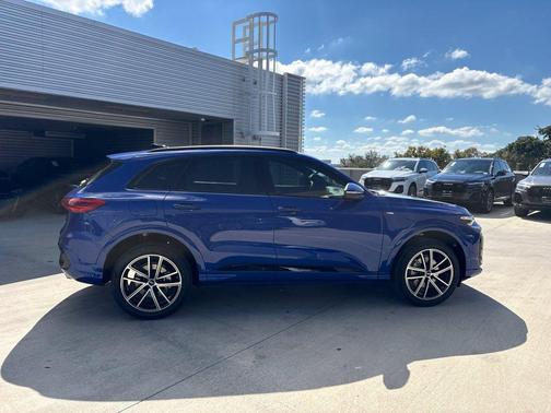 Ultra Blue Metallic 2026 Audi Q5 PLUS