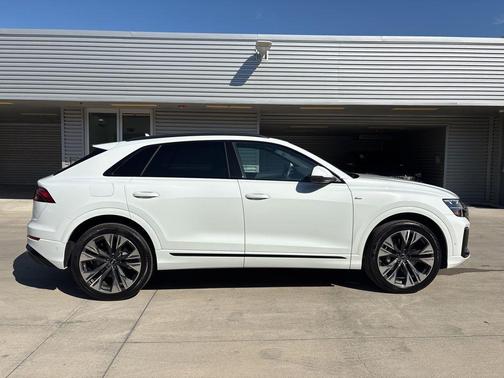 2025 Audi Q8 55 Premium