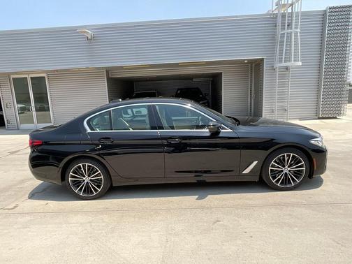 2022 BMW 530 i