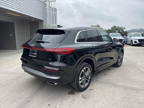 Mythos Black Metallic 2025 Audi Q5 2.0T quattro Premium