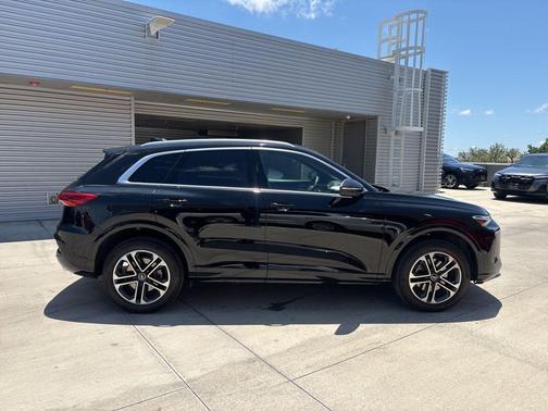 Mythos Black Metallic 2025 Audi Q5 2.0T quattro Premium