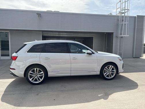 2025 Audi Q7 55 Premium Plus