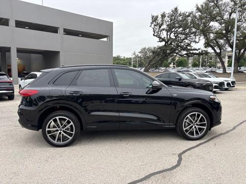 Mythos Black Metallic 2026 Audi Q5 PLUS