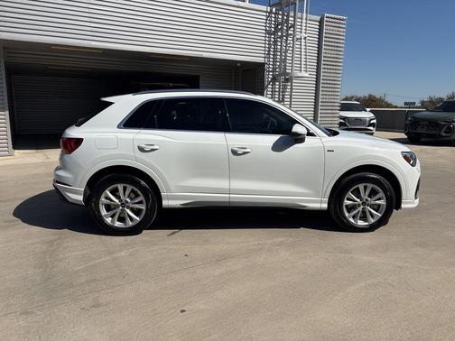 Glacier White Metallic 2025 Audi Q3 45 S line Premium