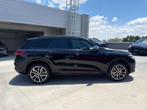 Mythos Black Metallic 2026 Audi Q5 PLUS