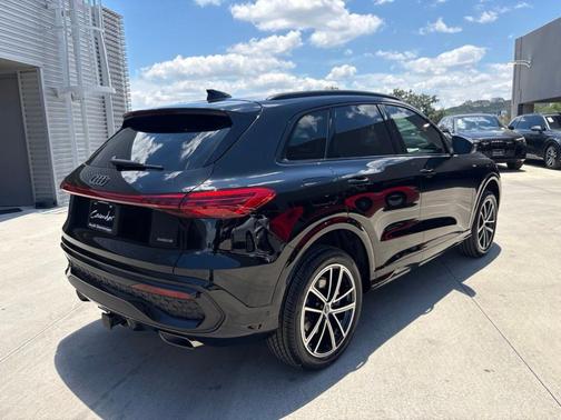 Mythos Black Metallic 2026 Audi Q5 PLUS