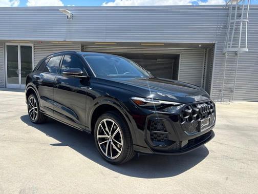 Mythos Black Metallic 2026 Audi Q5 PLUS