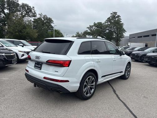 2026 Audi Q7 45 Premium