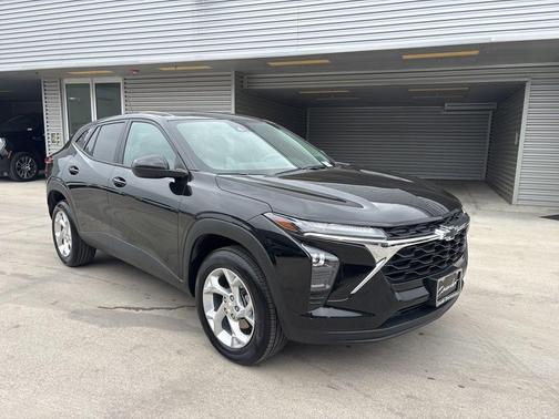 Mosaic Black Metallic 2025 Chevrolet Trax LS