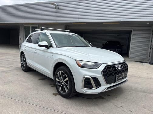 Glacier White Metallic 2024 Audi Q5 45 S line quattro Premium