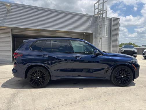 Tanzanite Blue II Metallic 2024 BMW X5 xDrive40i