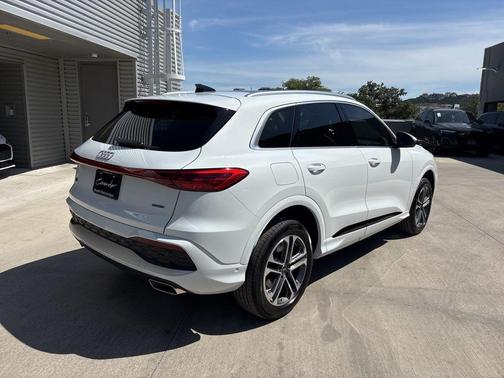 Glacier White Metallic 2026 Audi Q5
