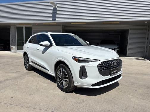 Glacier White Metallic 2026 Audi Q5