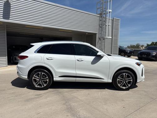 Glacier White Metallic 2026 Audi Q5