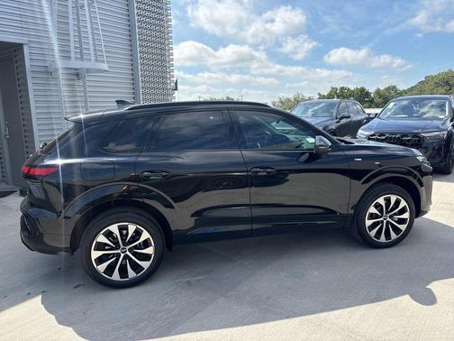 Mythos Black Metallic 2026 Audi Q3 S line
