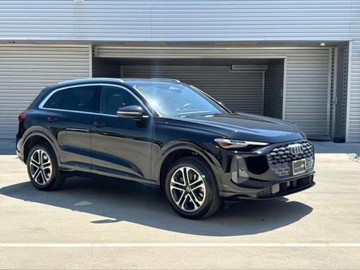 Mythos Black Metallic 2025 Audi Q5 2.0T quattro Premium