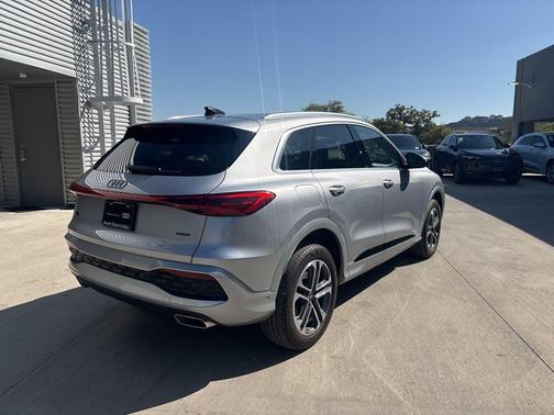 Florett Silver Metallic 2025 Audi Q5 2.0T quattro Premium