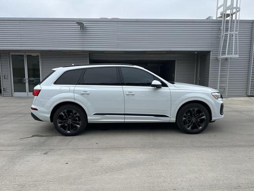 2025 Audi Q7 55 Premium Plus