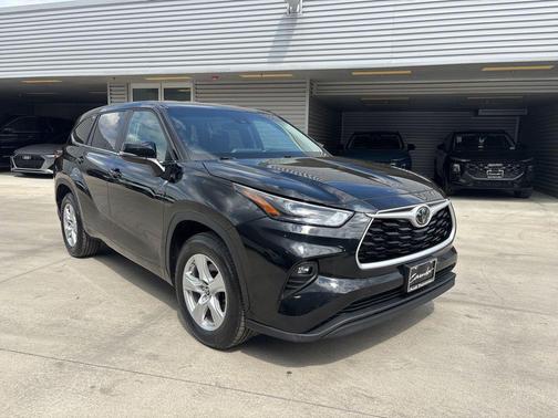 Midnight Black Metallic 2025 Toyota Highlander LE