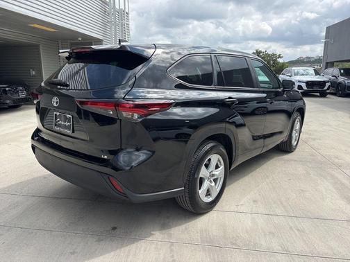 Midnight Black Metallic 2025 Toyota Highlander LE