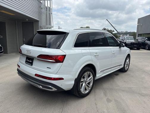 Glacier White Metallic 2023 Audi Q7 45 Premium Plus