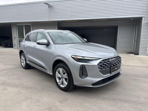 Florett Silver Metallic 2025 Audi Q5 2.0T quattro Premium