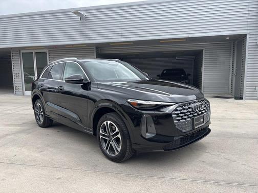 Mythos Black Metallic 2025 Audi Q5 2.0T quattro Premium